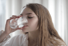 Žena pijící ze sklenice